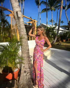 Luján Argüelles Instagram - Viendo llegar el estreno de “Vaya Vacaciones” desde orillas del Mar Caribe 
Make up ;: @milagritosmakeup  @pprimor @ladymagen  Pelu: @raulurb @bellami_spain @miriamhairextensions.  Estilismo : @monthalbet  Vestido : @apparentiaofficial