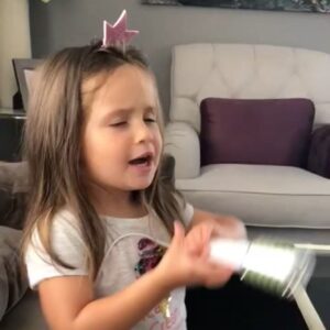 Luján Argüelles Instagram - Y de repente te das cuenta que, hace solo tres años, ella era feliz con su micro de plástico y ya estamos con la Nintendo y el ordenador 😓😓😓 Que se pare el tiempo!!!!!