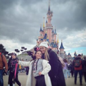 Luján Argüelles Instagram - Volvemos a la realidad sin castillo! 👑👑👑 @disneydestinos #disneylandparis