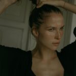 Lukerya Ilyashenko Instagram - В ситуации напряженного ожидания, когда от тебя ничего не зависит нужно отвлекать себя какими-то заведомо непростыми, но достижимыми задачами. Такое что-нибудь, чтобы прям гарантированно геморрой. Например, попробуйте насобирать дисконтные фрагменты остатков инженерной доски одинакового размера из разных партий, с разных складов. Чтобы пол на даче стоил не 500к, а всего 84. Эта идиотская задача потребует такого количества идиотов чтобы её решить(включая вас самих), что все предыдущие хлопоты покажутся сущей ерундой. 📸 @elena.phot