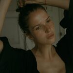 Lukerya Ilyashenko Instagram - В ситуации напряженного ожидания, когда от тебя ничего не зависит нужно отвлекать себя какими-то заведомо непростыми, но достижимыми задачами. Такое что-нибудь, чтобы прям гарантированно геморрой. Например, попробуйте насобирать дисконтные фрагменты остатков инженерной доски одинакового размера из разных партий, с разных складов. Чтобы пол на даче стоил не 500к, а всего 84. Эта идиотская задача потребует такого количества идиотов чтобы её решить(включая вас самих), что все предыдущие хлопоты покажутся сущей ерундой. 📸 @elena.phot