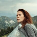 Lukerya Ilyashenko Instagram – Ходила в СПА. В парной окна стеклянные, сижу, потею, смотрю на горы. Красота! Долина вся сиреневая, в астрах, отдыхающие прогуливаются на лошадях. Музыка релаксирующая играет. Вроде стандартный музыкальный ряд для сауны, но отчего-то туда ещё лошадиное ржание отдельной дорожкой интегрированно. Где-то раз в полминуты лошадь ржёт. И тут мне не по себе стало: в парной лошадь, снаружи в долине вон тоже лошади бродят, и внутри меня… лошадь! Буквально. На ужин была перловка с кониной, не могла же она так быстро перевариться и покинуть мой, так сказать, храм, тело то бишь. Не могла. Неловко, право, перед лошадями. Ведь «Деточка,
все мы немножко лошади,
каждый из нас по-своему лошадь».