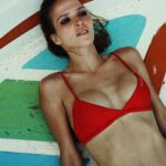 Lukerya Ilyashenko Instagram – Не заводите курортных романов. 
Мы познакомились на третий день. Стояла невыносимая полуденная жара. Я вышла на веранду, окунуться в бассейн. Из-за пальмы выглянул он. 
– Михалыч? 
Он выразительно промолчал. Молчание – знак согласия, подумала я, значит точно Михалыч. 
Обычно он появлялся, когда никого нет. Возникал самым непредсказуемым  образом. То ногу свесит с крыши, то хвост, то морду. Ночами он бродил по черепице над моей спальней, я засыпала под убаюкивающий топот его мягких лап. Он был так деликатен. 
Постепенно мы стали сближаться. Я угощала его кусочками ананаса и папайи, когда никто не видит, а он тихонько висел на пальме рядом, когда я читала на шезлонге у бассейна. Окружающие были против Михалыча, говорили, что обезьяны агрессивные и вообще невменько. Никто не мог разглядеть в этом щуплом, свалявшемся примате тонкой, ранимой души. Никто не видел, как робко ногой он чесал затылок. А я видела, но держала нашу связь в секрете. 
Три недели пролетели, как в забытьи. Утром я серфила, сошалайзилась, а днём мы были вдвоем. В тишине. Я читала, он висел. Он висел, я читала. 
Я уже начала подумывать, каким бы образом сделать ему международный вет-паспорт и российское гражданство, как случилось непоправимое. В тот день он ворвался на веранду, разгромил стол с ананасами и украл мой грушевый пирог. Я бы и так с ним поделилась! Зачем так грубо? Остаток пирога он жадно доедал под шезлонгом и щерился. Я попыталась свести конфликт на нет. Взяла 10 минут на то, чтобы остыть, вошла в гостиную и встала под кондей. Когда эмоции схлынули, я вернулась на шезлонг. И в ту же секунду Михалыч свесился с крыши и страшно на меня зарычал. Я испугалась и сбежала обратно в дом. Всё кончено. Михалыч преступил черту. 
Ночью никто не бродил по черепице. Внезапная тишина сводила меня с ума. Я не могла уснуть. Утром ранний подъем и отъезд.  Надо спать, надо спать…
Утренние сборы скрасили переполняющую пустоту. Я взяла чемодан и вышла на веранду. Михалыч виновато спал на шезлонге, укутавшись в моё пляжное полотенце. Слишком поздно. Меня уже ждёт такси. 
Не заводите курортных романов.