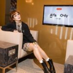 Lukerya Ilyashenko Instagram – При любой удобной возможности Люциферья Николаевна берет билеты и улетает перегружаться. Это самый верный способ для меня проветрить голову и мысли. И в путешествии важно все – от такси в котором, ты едешь, до вкуса кофе, который ты пьешь, ожидая вылета. И вот за этот самый исключительный комфорт, премиальным клиентам сервиса Alfa Only теперь можно не беспокоиться. Вчера я побывала на мероприятии, посвященному открытию Alfa Only Lounge в терминале С в Шереметьево. И это просто восторг. За настроение отвечают: бокальчик шампанского или любой коктейль, который будет для вас комплиментом. Бесплатные sleep-боксы тоже крутая фишка. Эстетически ожидать там вылета очень приятно. Поздравляю с таким событием! И жду своего следующего отпуска ❤️ У вас уже есть планы на отпуск? Кто куда 👇