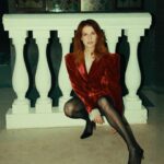 Lukerya Ilyashenko Instagram - Мы не сошлись с психотерапевтом во взглядах на процесс терапии. Он считал, что проработка травм максимально болезненным способом, и мысли о тщетности бытия после сеанса, это путь к исцелению, а-ля Феникс из пепла. А я понимала, что такими темпами головой поеду. Травмы-то штука такая - они не ограничиваются на уже имеющихся, жизнь преподносит всё новые и новые, это нормально, но каждый раз как Феникс самосжигаться - страдалка лопнет. Поэтому я ему заявила, что мне наверное какой-то подход помягче нужен, обезболивающее - в лице терапевта. Чтобы после сеанса не в окно хотелось выйти, а, осознавая всю мерзость ситуации, таки, суметь собраться с силами и идти решать проблемы. На том и расстались, пилюлей он быть отказался. Однако, идея о волшебной духоподъемной таблетке меня не покинула. Я начала думать, чем бы она могла быть, эта пилюля - занятием, человеком? Понятное дело, что широкого спектра действия у нее быть не может, слишком много аспектов, где нас успели покалечить: дела амурные, отношения с родителями, вопросы самореализации, веры в себя и дальше по списку. Но кое где, как выяснилось, подлатать себя самостоятельно таки возможно. Если ты не в ресурсе, если ты устала, если ты чувствуешь себя загнанной лошадью вместо прекрасной барышни, найди время в своем сложном графике, и вместо массажей, уроков йоги и маникюров - организуй себе классный фотосет. Серьезно! Чтобы у тебя перед глазами было вещественное доказательство того, что ты на самом деле, не смотря на все это дерьмо, всё ещё охеренная телка. Выдохшийся человек не слышит комплиментов, в зеркале видит только минусы, игнорируя плюсы, поэтому очень важно посмотреть на себя со стороны. Не абстрактно, а вот прямо физически, при помощи реального объекта - например, фотографии. Я уверена, что каждая из вас согласится со мной, что подметить свою привлекательность в момент когда всё вокруг полыхает - очень окрыляющее чувство. Спасибо команде окрыляторов: photographer: @byostfoto production designer: @rembrandt_art mua artist: @anastasiaminoginaa hair artist: @katya.shmo stylist: @iarhangelsky backstage: @trellon4 clothes: @vivavoxofficial @d.v.brand @supermagazine.msk