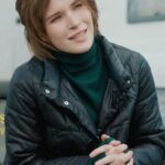 Lukerya Ilyashenko Instagram – Как создавался сложнейший грим в новом сезоне «Сергия против нечисти»? 
 
Рассказывают актриса Лукерья Ильяшенко, перевоплотившаяся в кикимору для съемок, и художники по пластическому гриму. 
 
Смотрите «Сергий против нечисти. Яга» только на KION 💚
