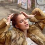 Lukerya Ilyashenko Instagram - Нормкор. И повеяло пыльными хипстерами из нулевых. Я, как пыльный хипстер со стажем заявляю, что ничего удобнее качественной базы в повседневной носке нет. А ещё базу можно приспособить под что-то нарядное, на случай если вас вдруг переклинило и потянуло в шальные императрицы. Очень советую @still.pi Крутое качество и приятная цена. Понятная база, чтобы миксовать между собой, да и вообще с чем угодно. Артикул ВБ 177715240 любимой футболки в цвете антрацит