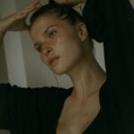 Lukerya Ilyashenko Instagram – Сколько шуток было про девочку, которой слишком сильно затянули косички. Сколько слез в детстве пролито, что хвост, завязанный мамой на затылке, очень давит. А нынче вот, бывает затянешь волосы в пучок, глянешь в зеркало – а там та же физиономия, но лет на 10 помладше. Свеженькая такая, подтянутая, глаза на выкате, уши по черепу на пару сантиметров вверх уползли. Загляденье. 
Так что, я считаю, можно и потерпеть. 📸 by @elena.phot