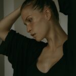 Lukerya Ilyashenko Instagram – Сколько шуток было про девочку, которой слишком сильно затянули косички. Сколько слез в детстве пролито, что хвост, завязанный мамой на затылке, очень давит. А нынче вот, бывает затянешь волосы в пучок, глянешь в зеркало – а там та же физиономия, но лет на 10 помладше. Свеженькая такая, подтянутая, глаза на выкате, уши по черепу на пару сантиметров вверх уползли. Загляденье. 
Так что, я считаю, можно и потерпеть. 📸 by @elena.phot