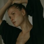 Lukerya Ilyashenko Instagram - Сколько шуток было про девочку, которой слишком сильно затянули косички. Сколько слез в детстве пролито, что хвост, завязанный мамой на затылке, очень давит. А нынче вот, бывает затянешь волосы в пучок, глянешь в зеркало - а там та же физиономия, но лет на 10 помладше. Свеженькая такая, подтянутая, глаза на выкате, уши по черепу на пару сантиметров вверх уползли. Загляденье. Так что, я считаю, можно и потерпеть. 📸 by @elena.phot