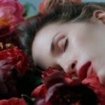 Lukerya Ilyashenko Instagram – Надо наверное прояснить откуда ноги растут у этих моих заупокойных постов. 
Короче, летом я поняла что че-то как-то всё не так идёт. Через жопу. Разделила у себя в голове все происходящие со мной события на два столбика: те, на которые я повлиять не могу и те, на которые могу. Первые выбросила к чертовой матери и осталась со вторыми. Кого бы, думаю, ими осчастливить? 
Нашла психотерапевта, начала терапию. Отказалась от алкоголя. Начала ходить на уроки джазового танца, после которых живые завидуют мертвым. Ушла с головой в работу: к пробам не просто текст стала учить и одежду подбирать, я как-то на кастинг с голубыми фальш-дредами приперлась и имитацией пирсинга в носу, чтобы быть ближе к персонажу. Ходила на массажи, читала духоподъемную литературу. Всё без толку. Не помогает. Тревожно, и всё тут.
На очередном сеансе у психотерапевта меня прорвало, залилась горькими слезами, говорю, не получается ни хрена, доктор, не выходит каменный цветок, хероооово мне.
А он мне такой и говорит: а всё, Лукерья, потому, что вы на внешние факторы пытаетесь опереться, а не на внутренние. Не надо, мол, спасения в работе искать в работе и во взаимоотношениях с другими людьми, надо в себе. 
– В смысле? – спросила я.
– В прямом. – ответил он. – Положиться можно только на себя. Мы приходим в этот мир одни, и уходим тоже одни.
– Таааак… – уныло протянула я.
Маэстро продолжал:
– Вы должны быть способны испытывать счастье в полной изоляции, наедине с собой, при отсутствии внешних раздражителей… Без книг, музыки и социума.
Класс! Можно сразу в одиночную камеру, подумала я, но вслух не сказала.
– Скажите, Лукерья, какие социально-психологические свойства составляют ядро вашей личности?
– Ээээ… ну я котов люблю.
– Не то.
– У меня пальцы в обратную сторону гнутся.
– Тоже не то. 
Я призадумалась.
Потом смотрю на часы, думаю, 13 минут осталось до конца сеанса(50 минут за 5 тыщ рублей, нормально?), пора с этой викториной заканчивать. 
– Сдаюсь, доктор, не знаю какие у меня социально-психологические свойства личности. Давайте вы скажете. Мы уже довольно близко знакомы… ⬇️⬇️⬇️продолжение ниже в комментариях.