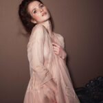 Lukerya Ilyashenko Instagram - Помню, встанешь двенадцатилетней у зеркала, занавеской обмотаешься и лица томные делаешь. 22 года прошло, ничего не поменялось. Занавеска всё так же актуальна. 📸 @yarviar