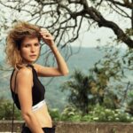 Lukerya Ilyashenko Instagram – 3 правила выхода на работу после отпуска:
– не пересматривайте курортных фотографий. Закиньте их в отдельную папку на телефоне и залочьте к чертовой матери. Вид пальм и океана не поможет настроиться на рабочий лад. 8 утра, за окном смешанные осадки(по-русски хлюпающая под ногами мешанина из дождя и грязи), до офиса 40 минут на метро. Посмотрите что-нибудь приближенное к окружающей реальности, фильм «Оно», например. 
– Не пытайтесь сохранить загар. Как следует отшелушите его мочалкой. Выбросьте автозагары и бронзаторы, порвите абонемент в солярий. Побледнейте. Смиритесь. Всё. Вы больше не на югах! Отпуск закончился. Теперь только работа на износ и пьянство на выходных. А чтобы убедиться в этом наверняка, погуляйте вечерком в каком-нибудь спальном районе. Очень бодрит. 
– Прекратите мучить коллег живоописаниями вашего зашибенного отпуска. Они может и улыбаются из вежливости, но на самом деле хотят вас придушить. Серьезно. Прекратите!  Так и до понижения можно дохвастаться!
А вообще, увольняйтесь на фиг и уезжайте жить на море. Навсегда!