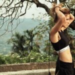 Lukerya Ilyashenko Instagram – 3 правила выхода на работу после отпуска:
– не пересматривайте курортных фотографий. Закиньте их в отдельную папку на телефоне и залочьте к чертовой матери. Вид пальм и океана не поможет настроиться на рабочий лад. 8 утра, за окном смешанные осадки(по-русски хлюпающая под ногами мешанина из дождя и грязи), до офиса 40 минут на метро. Посмотрите что-нибудь приближенное к окружающей реальности, фильм «Оно», например. 
– Не пытайтесь сохранить загар. Как следует отшелушите его мочалкой. Выбросьте автозагары и бронзаторы, порвите абонемент в солярий. Побледнейте. Смиритесь. Всё. Вы больше не на югах! Отпуск закончился. Теперь только работа на износ и пьянство на выходных. А чтобы убедиться в этом наверняка, погуляйте вечерком в каком-нибудь спальном районе. Очень бодрит. 
– Прекратите мучить коллег живоописаниями вашего зашибенного отпуска. Они может и улыбаются из вежливости, но на самом деле хотят вас придушить. Серьезно. Прекратите!  Так и до понижения можно дохвастаться!
А вообще, увольняйтесь на фиг и уезжайте жить на море. Навсегда!