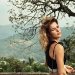 Lukerya Ilyashenko Instagram – 3 правила выхода на работу после отпуска:
– не пересматривайте курортных фотографий. Закиньте их в отдельную папку на телефоне и залочьте к чертовой матери. Вид пальм и океана не поможет настроиться на рабочий лад. 8 утра, за окном смешанные осадки(по-русски хлюпающая под ногами мешанина из дождя и грязи), до офиса 40 минут на метро. Посмотрите что-нибудь приближенное к окружающей реальности, фильм «Оно», например. 
– Не пытайтесь сохранить загар. Как следует отшелушите его мочалкой. Выбросьте автозагары и бронзаторы, порвите абонемент в солярий. Побледнейте. Смиритесь. Всё. Вы больше не на югах! Отпуск закончился. Теперь только работа на износ и пьянство на выходных. А чтобы убедиться в этом наверняка, погуляйте вечерком в каком-нибудь спальном районе. Очень бодрит. 
– Прекратите мучить коллег живоописаниями вашего зашибенного отпуска. Они может и улыбаются из вежливости, но на самом деле хотят вас придушить. Серьезно. Прекратите!  Так и до понижения можно дохвастаться!
А вообще, увольняйтесь на фиг и уезжайте жить на море. Навсегда!
