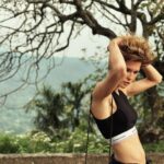 Lukerya Ilyashenko Instagram – 3 правила выхода на работу после отпуска:
– не пересматривайте курортных фотографий. Закиньте их в отдельную папку на телефоне и залочьте к чертовой матери. Вид пальм и океана не поможет настроиться на рабочий лад. 8 утра, за окном смешанные осадки(по-русски хлюпающая под ногами мешанина из дождя и грязи), до офиса 40 минут на метро. Посмотрите что-нибудь приближенное к окружающей реальности, фильм «Оно», например. 
– Не пытайтесь сохранить загар. Как следует отшелушите его мочалкой. Выбросьте автозагары и бронзаторы, порвите абонемент в солярий. Побледнейте. Смиритесь. Всё. Вы больше не на югах! Отпуск закончился. Теперь только работа на износ и пьянство на выходных. А чтобы убедиться в этом наверняка, погуляйте вечерком в каком-нибудь спальном районе. Очень бодрит. 
– Прекратите мучить коллег живоописаниями вашего зашибенного отпуска. Они может и улыбаются из вежливости, но на самом деле хотят вас придушить. Серьезно. Прекратите!  Так и до понижения можно дохвастаться!
А вообще, увольняйтесь на фиг и уезжайте жить на море. Навсегда!
