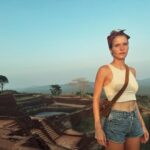 Lukerya Ilyashenko Instagram – Сигирия 
В первом же видео про крепость на львиной скале вам скажут: обязательно начать восхождение до рассвета, запастись водой, головным убором, удобной обувью и гидом. Мы не выполнили ни одного из этих требований. Приперлись туда к 4 дня, без воды, без головного убора, без гида и в шлепанцах. Сразу скажу, так лучше не делать – если вы всё таки сорветесь, то уж как-то поприятнее в кепке. По ней можно будет определить хотя бы в какую сторону голова отлетела, а-то в садах Сигирии хрен че найдешь, больно густые. Да и гид на этот случай пригодится, он хоть проследит куда вы свалились, потому что никто другой в вашу сторону и не взглянет даже – там так высоко, страшно и скользко, что каждый сам за себя. 
Сигирия – очень красиво, но страшно и тяжело. 1200 ступеней, от скалы жар такой, что уже у кассы за билетиком потеть начинаешь, а потом начинается это адское восхождение по лесам. Высоко, вниз смотришь, башка кружится, тошнит и только одна мысль в голове – «не как красиво, елки палки!», а «нахрена ты сюда, дура, полезла». Когда дополз – короткое чувство облегчения, а потом вместо того, чтобы таки насладиться пейзажами и наконец подумать «как же красиво», начинается паранойя «я точно сорвусь на пути вниз». Потому что спускаться ещё страшнее, чем подниматься. 
А потом, когда весь этот живописный ужас уже позади, в отеле ты вдруг понимаешь, что ни фига так и не понял, откуда она взялась, кто её построил, а главное как. Сэкономлю ваше время, я уже всё выяснила, спасибо Ютуб-всезнайка. Три главных версии возникновения этого восьмого чуда света:
 1. В последней четверти V века н. э. страдающий тревожным расстройством царь Кашьяпа устроил на скале неприступную крепость, опасаясь, что его грохнет родной брат.
2.  Инопланетяне помогли.
3. Крепость – дело лап рептилойдов. 

Мне ближе последняя версия, потому что я люблю ящерок, а вы как думаете?