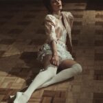 Lukerya Ilyashenko Instagram - Гуляй шальная императрица! И ничего, что паркет как из ДК Сварщик. Мушка и панталоны, хоть бы и на ламинате, всё равно делают своё шальное дело. Фотограф: @funkynat.ru Визажист: @ilina_makeup_artist Стилист: @kseniya_akulova Студия: @21.kult