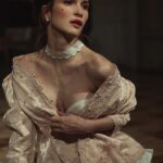 Lukerya Ilyashenko Instagram - Гуляй шальная императрица! И ничего, что паркет как из ДК Сварщик. Мушка и панталоны, хоть бы и на ламинате, всё равно делают своё шальное дело. Фотограф: @funkynat.ru Визажист: @ilina_makeup_artist Стилист: @kseniya_akulova Студия: @21.kult