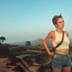 Lukerya Ilyashenko Instagram – Сигирия 
В первом же видео про крепость на львиной скале вам скажут: обязательно начать восхождение до рассвета, запастись водой, головным убором, удобной обувью и гидом. Мы не выполнили ни одного из этих требований. Приперлись туда к 4 дня, без воды, без головного убора, без гида и в шлепанцах. Сразу скажу, так лучше не делать – если вы всё таки сорветесь, то уж как-то поприятнее в кепке. По ней можно будет определить хотя бы в какую сторону голова отлетела, а-то в садах Сигирии хрен че найдешь, больно густые. Да и гид на этот случай пригодится, он хоть проследит куда вы свалились, потому что никто другой в вашу сторону и не взглянет даже – там так высоко, страшно и скользко, что каждый сам за себя. 
Сигирия – очень красиво, но страшно и тяжело. 1200 ступеней, от скалы жар такой, что уже у кассы за билетиком потеть начинаешь, а потом начинается это адское восхождение по лесам. Высоко, вниз смотришь, башка кружится, тошнит и только одна мысль в голове – «не как красиво, елки палки!», а «нахрена ты сюда, дура, полезла». Когда дополз – короткое чувство облегчения, а потом вместо того, чтобы таки насладиться пейзажами и наконец подумать «как же красиво», начинается паранойя «я точно сорвусь на пути вниз». Потому что спускаться ещё страшнее, чем подниматься. 
А потом, когда весь этот живописный ужас уже позади, в отеле ты вдруг понимаешь, что ни фига так и не понял, откуда она взялась, кто её построил, а главное как. Сэкономлю ваше время, я уже всё выяснила, спасибо Ютуб-всезнайка. Три главных версии возникновения этого восьмого чуда света:
 1. В последней четверти V века н. э. страдающий тревожным расстройством царь Кашьяпа устроил на скале неприступную крепость, опасаясь, что его грохнет родной брат.
2.  Инопланетяне помогли.
3. Крепость – дело лап рептилойдов. 

Мне ближе последняя версия, потому что я люблю ящерок, а вы как думаете?