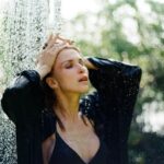 Lukerya Ilyashenko Instagram - Все в терапии - и все одинокие. А чему удивляться? - нам всё объяснили, причем научно. Не вот это вот расплывчатое «мудак», как раньше, а в очень точных терминах. «Токсичный», «абьюзер», «манипулятор», «газлайтер», «харрасер». Кому оно с такими характеристиками надо? Омар Хаям, сколько веков назад помер(в полном одиночестве) и тот понял, что не надо. «Ты, лучше будь один, чем стащут одеяло». Сразу видно, человек тоже на терапию ходил! Вообще, должна вас обрадовать, девчонки - с современными требованиями к партнеру и отрицанию любой формы компромисса(Спасибо, господин Лабковский. Мы два раза не повторяем еще со времен вашего первого бестселлера “Хочу и буду». А прочитав последний, я лично, если мне что-то не нравится сразу плюю в лицо.) смерть в гордом одиночестве больше не кажется такой уж недостижимой мечтой. Всё реально. Сами прикиньте. В инкубаторе под наши хотелки мужика не выращивают. Популяционно их меньше, мрут они чаще, прекрасно об этом знают, и меняться ради какой-то курицы с абонементом к мозгоправу вообще не собираются. А нафига им? Гетеросексуальный мужик, даже в самом своем безобразном виде, всё равно дефицит, что-нибудь к нему да прилипнет. Да и время не на нашей стороне, что уж там. Фраза «Меня воспринимают только как сексуальный объект» больше не вызывает сострадания. Лови момент, мамань. Радуйся. Ты и глазом не успеешь моргнуть, как тебя начнут воспринимать объектом не очень культурного наследия, маразматически кудахтающего на лавочке у подъезда. К чему я веду. Я тут недавно пост выложила, и там текст такой смешной был, а все комментарий - про сиськи. Я уже обидеться собралась на объективизацию, и что мой богатый внутренний мир не оценили, а потом задумалась, сколько реально лет мне будут делать эти грубоватые, но все же комплименты? Не много. И решила не обижаться. А ещё я решила вернуться к исконной терминологии. Что если «токсичного абьюзера» переименовать обратно в «мудака обыкновенного»? Может поэкологичнее ситуация покажется? Да и как ни крути, с «мудаком обыкновенным» не только жить веселее, но и умирать тоже.