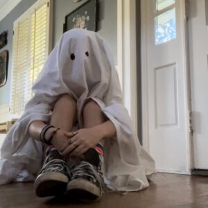 Lulu Wilson Instagram - happy halloween from a ghost and (most of) her cats
