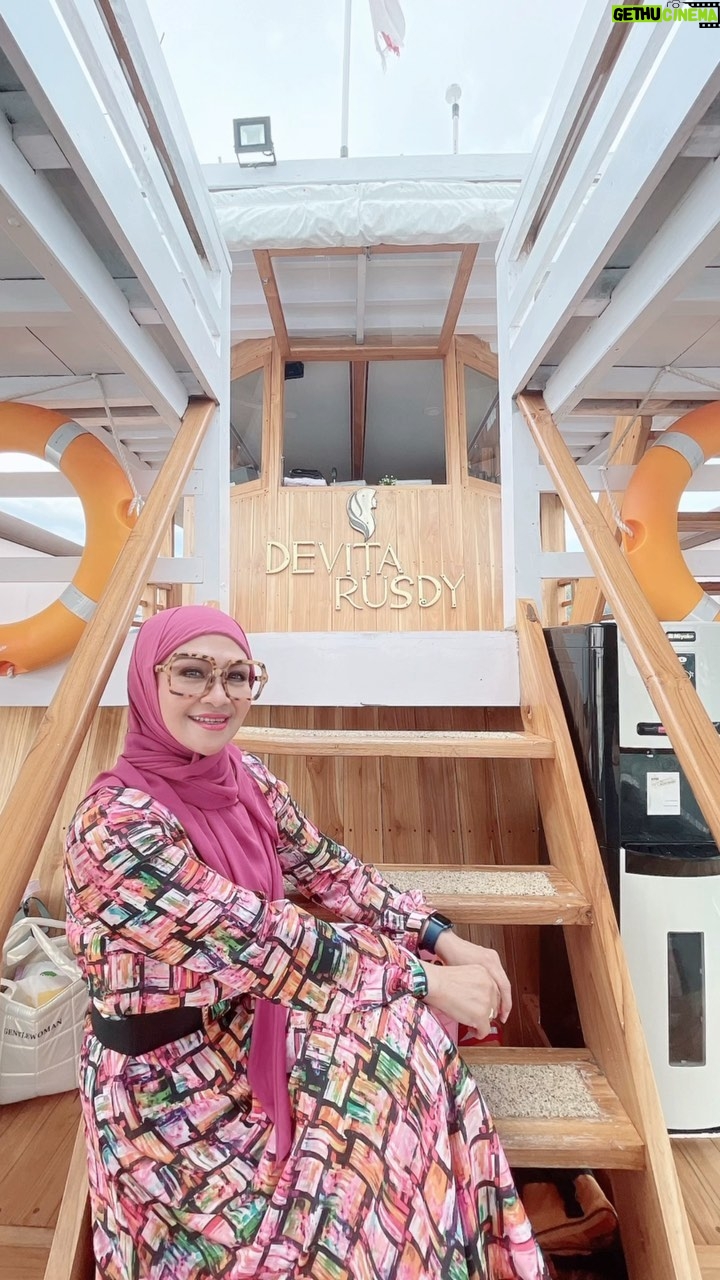 Lulu Zakaria - 200 Likes - Pengalaman terindah selama Di Labuan Bajo MasyaaAllah Tabarakallah 💝
Alhamdulillah hari ini bisa menikmati Sunset di atas @devitar_cruise Cruise .. begitu keren tata ruang dan tempat dr lantai bawah hingga rooftop nyaa @devita_rusdy .. kenyamanan , service dan makanan enak nikmat semua ..
yuuk bagi yang ingin liburan ke Labuan Bajo segera di noted berlayar 2-3 hari keliling pulau dg @devitar_cruise & @devitarusdycruise nya @devita_rusdy .. menikmati sunrise dan sunset ☀️🌈✨dg dekat di atas kapal 🛳️⛴️🚢
Thank you so much 4 all @koko_ungke
dear @devita_rusdy 💝💝💝
#devitarusdycruise
#labuanbajoisland
#tripthreeofus
#Alhamdulillah
#MasyaaAllahTabarakallah
