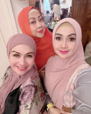 Lulu Zakaria Instagram - MasyaaAllah Tabarakallah Rejeki Alhamdulillah
 MT Adalia Zahra dpt kesempatan waktu Ibu @draisahdahlan yg sharing ke kita ttg : 
MT. Adalia Zahra♥️
*SELF HEALING*
by. Dr. Aisah Dahlan

… utk menyelesaikan Kelelahan Emosi

Muhasabah utk :
Hubungan dg Allah 
➡️Habluminallah
Hubungan ke sesama Manusia ➡️Habluminannas
Hubungan dg DIRI sendiri ➡️Habluminannafsi

*Self Compassion*: memahami keadaan Emosi (memaklumi diri ketika melakukan reaksi sesuatu)

*ME TIME* : 
Otak & Tubuh perlu waktu utk menyendiri ( berdasarkan Bakat )

*SELF TALK* : 
berbicara di cermin, ungkapkan emosi (sertakan nama Allah)

*Tahapan Usia :*
0-6 : Apa kata Ayah Ibu
7-12 : Apa kata Guru
13-17 : Apa kata Teman
18-30 : Apa kata Saya
>30 : Apa kata Allah

*TARIK NAFAS DALAM*
Buang seakan/ bayangkan (tulisan)

🩶17|Nov|23 

Jazakunallah Khoir Ibu @draisahdahlan n team persembahan yg Insyaa ALLAH manfaat dan berkah tuk kami semua 

#mtadaliazahra 
#17nov2023 
#Alhamdulillah 
#MasyaaAllahTabarakallah