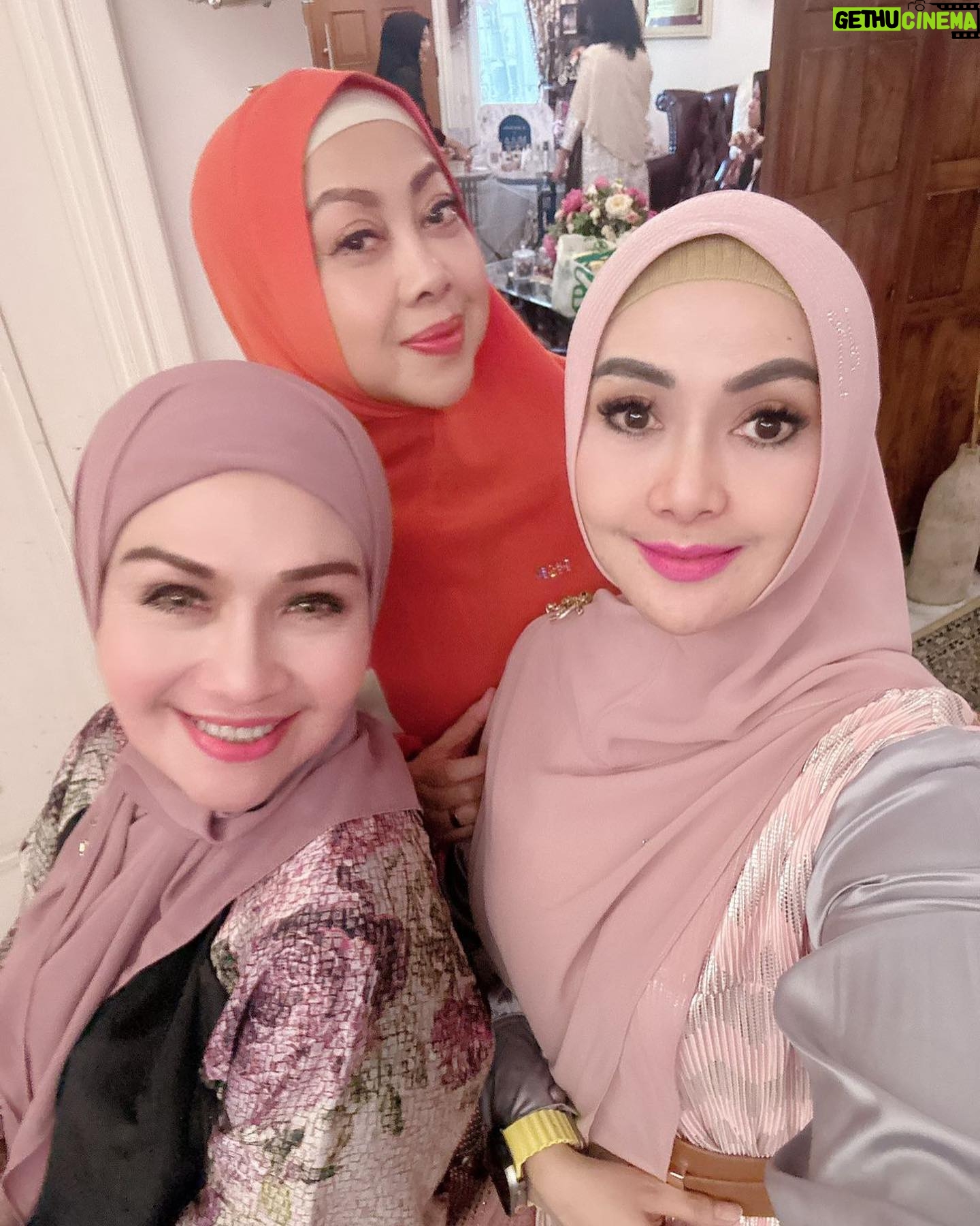 Lulu Zakaria - 341 Likes - MasyaaAllah Tabarakallah Rejeki Alhamdulillah
MT Adalia Zahra dpt kesempatan waktu Ibu @draisahdahlan yg sharing ke kita ttg :
MT. Adalia Zahra♥️
*SELF HEALING*
by. Dr. Aisah Dahlan
… utk menyelesaikan Kelelahan Emosi
Muhasabah utk :
Hubungan dg Allah
➡️Habluminallah
Hubungan ke sesama Manusia ➡️Habluminannas
Hubungan dg DIRI sendiri ➡️Habluminannafsi
*Self Compassion*: memahami keadaan Emosi (memaklumi diri ketika melakukan reaksi sesuatu)
*ME TIME* :
Otak & Tubuh perlu waktu utk menyendiri ( berdasarkan Bakat )
*SELF TALK* :
berbicara di cermin, ungkapkan emosi (sertakan nama Allah)
*Tahapan Usia :*
0-6 : Apa kata Ayah Ibu
7-12 : Apa kata Guru
13-17 : Apa kata Teman
18-30 : Apa kata Saya
>30 : Apa kata Allah
*TARIK NAFAS DALAM*
Buang seakan/ bayangkan (tulisan)
🩶17|Nov|23
Jazakunallah Khoir Ibu @draisahdahlan n team persembahan yg Insyaa ALLAH manfaat dan berkah tuk kami semua
#mtadaliazahra
#17nov2023
#Alhamdulillah
#MasyaaAllahTabarakallah