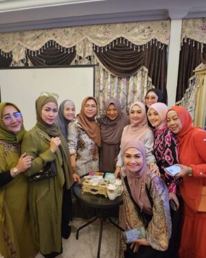 Lulu Zakaria Instagram - MasyaaAllah Tabarakallah Rejeki Alhamdulillah
 MT Adalia Zahra dpt kesempatan waktu Ibu @draisahdahlan yg sharing ke kita ttg : 
MT. Adalia Zahra♥️
*SELF HEALING*
by. Dr. Aisah Dahlan

… utk menyelesaikan Kelelahan Emosi

Muhasabah utk :
Hubungan dg Allah 
➡️Habluminallah
Hubungan ke sesama Manusia ➡️Habluminannas
Hubungan dg DIRI sendiri ➡️Habluminannafsi

*Self Compassion*: memahami keadaan Emosi (memaklumi diri ketika melakukan reaksi sesuatu)

*ME TIME* : 
Otak & Tubuh perlu waktu utk menyendiri ( berdasarkan Bakat )

*SELF TALK* : 
berbicara di cermin, ungkapkan emosi (sertakan nama Allah)

*Tahapan Usia :*
0-6 : Apa kata Ayah Ibu
7-12 : Apa kata Guru
13-17 : Apa kata Teman
18-30 : Apa kata Saya
>30 : Apa kata Allah

*TARIK NAFAS DALAM*
Buang seakan/ bayangkan (tulisan)

🩶17|Nov|23 

Jazakunallah Khoir Ibu @draisahdahlan n team persembahan yg Insyaa ALLAH manfaat dan berkah tuk kami semua 

#mtadaliazahra 
#17nov2023 
#Alhamdulillah 
#MasyaaAllahTabarakallah