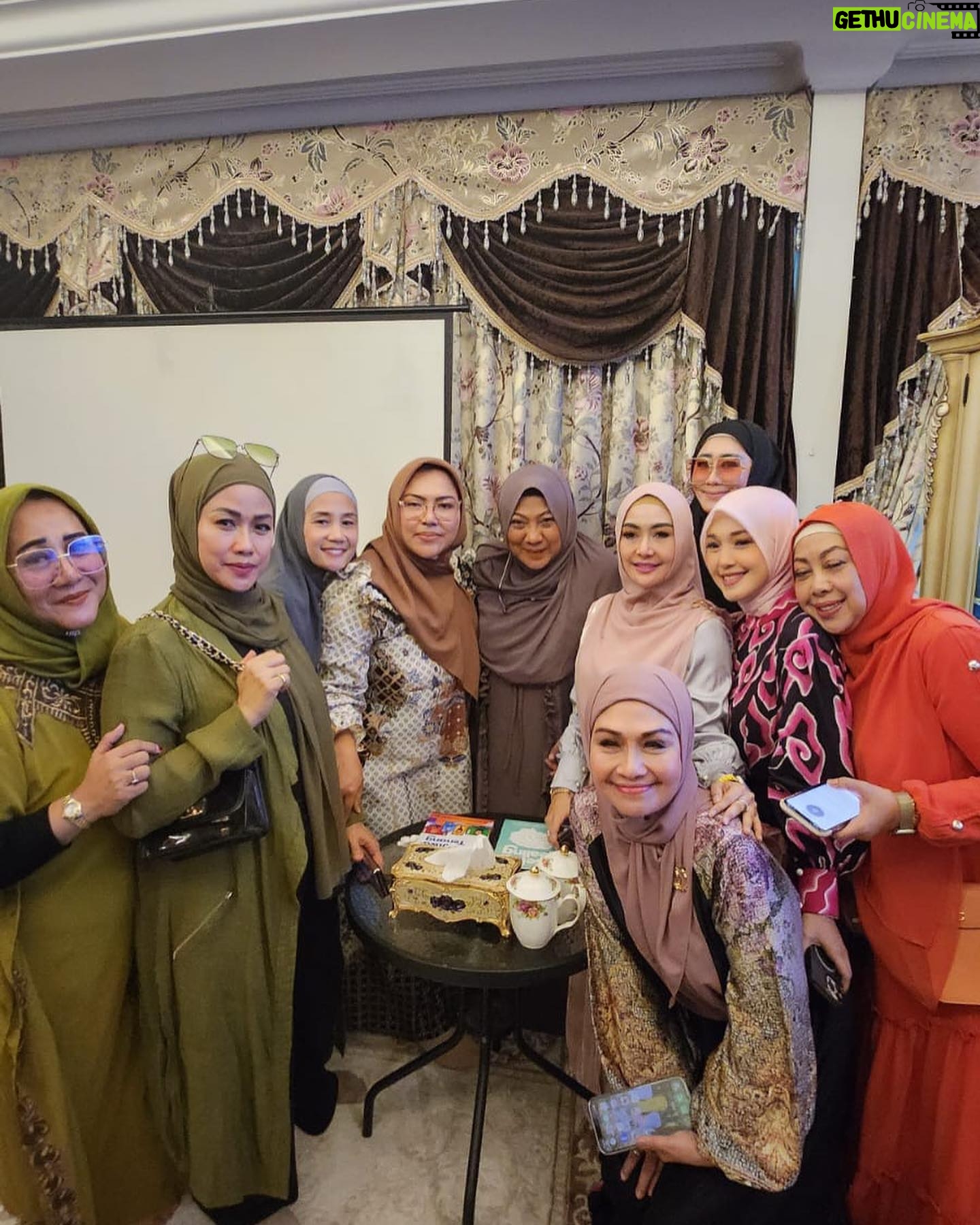 Lulu Zakaria - 341 Likes - MasyaaAllah Tabarakallah Rejeki Alhamdulillah
MT Adalia Zahra dpt kesempatan waktu Ibu @draisahdahlan yg sharing ke kita ttg :
MT. Adalia Zahra♥️
*SELF HEALING*
by. Dr. Aisah Dahlan
… utk menyelesaikan Kelelahan Emosi
Muhasabah utk :
Hubungan dg Allah
➡️Habluminallah
Hubungan ke sesama Manusia ➡️Habluminannas
Hubungan dg DIRI sendiri ➡️Habluminannafsi
*Self Compassion*: memahami keadaan Emosi (memaklumi diri ketika melakukan reaksi sesuatu)
*ME TIME* :
Otak & Tubuh perlu waktu utk menyendiri ( berdasarkan Bakat )
*SELF TALK* :
berbicara di cermin, ungkapkan emosi (sertakan nama Allah)
*Tahapan Usia :*
0-6 : Apa kata Ayah Ibu
7-12 : Apa kata Guru
13-17 : Apa kata Teman
18-30 : Apa kata Saya
>30 : Apa kata Allah
*TARIK NAFAS DALAM*
Buang seakan/ bayangkan (tulisan)
🩶17|Nov|23
Jazakunallah Khoir Ibu @draisahdahlan n team persembahan yg Insyaa ALLAH manfaat dan berkah tuk kami semua
#mtadaliazahra
#17nov2023
#Alhamdulillah
#MasyaaAllahTabarakallah