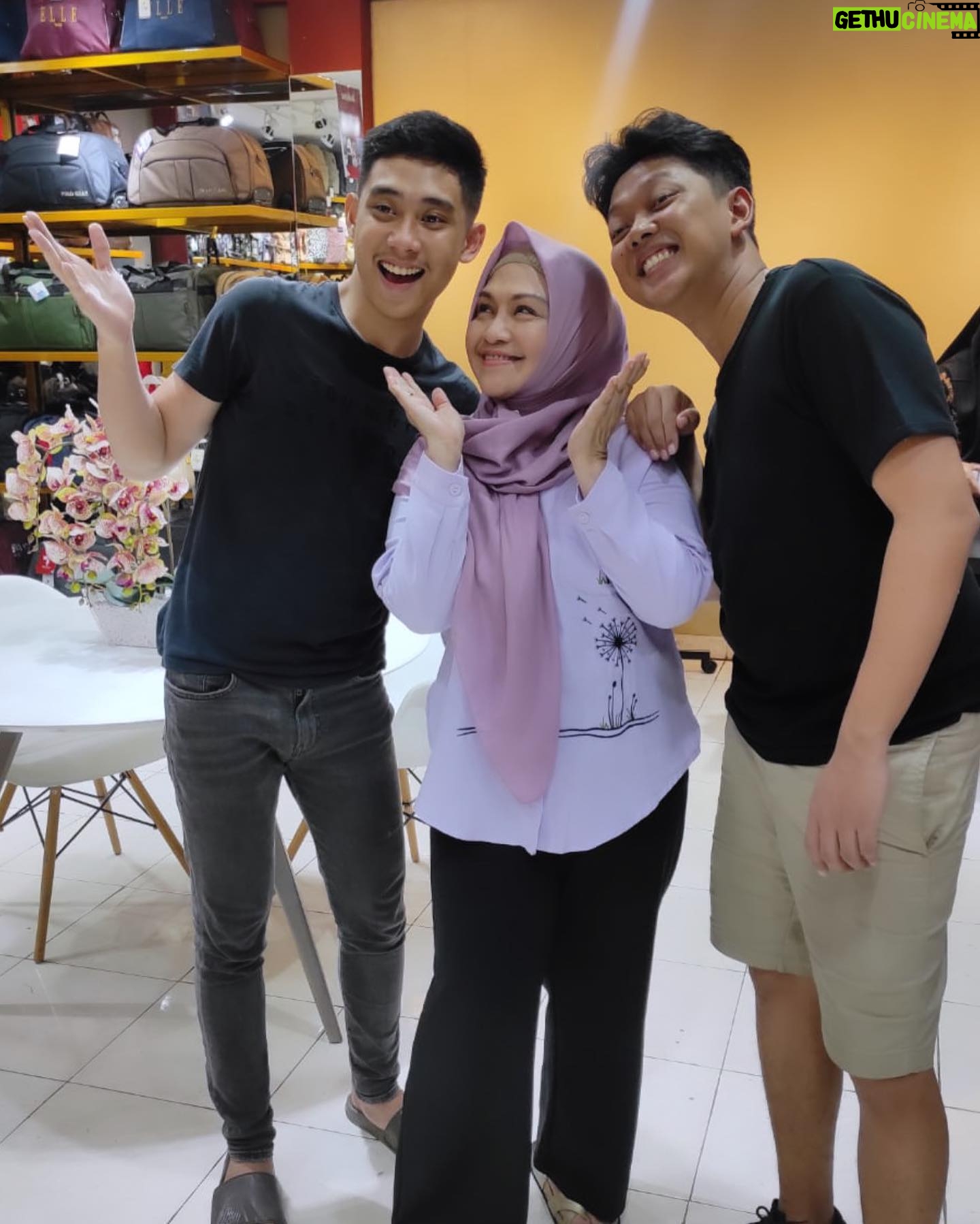 Lulu Zakaria - 258 Likes - #Repost @danielmanantanetwork
——
Wihhhh besok, jam 7 malam #HeriTheHero udah tayang lho di Youtube Channel #DanielManantaNetwork! 🙌🏻
Siapa nih yang udah gak sabar? Tapi sebelum itu yuk kita kenalan dulu sama pemainnya di eps pertama nanti 🤗
Dan biar gak ketinggalan keseruannya jangan lupa subscribe & klik lonceng Channel #DanielManantaNetwork dari sekarang yaaa! 🤗
@fremantleid @paxel.co @moektito @cantitachril @raysahetapy @luluzakaria70 @ariyowahab @arkana.films @erland_tanjung @anggabhaskara @wulanresnisari @irenefebrina @thearieaziz13 @zetamaphilindo @sylviarosiana @kompascom
#DanielTetanggaKamu #VJDaniel #DanielMananta #BayuSkak #HeriTheHero #paxelinaja #paketmuseharisampai