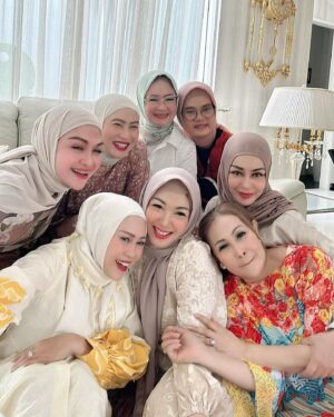 Lulu Zakaria Instagram - Teman2 yg baik hati ♥️♥️