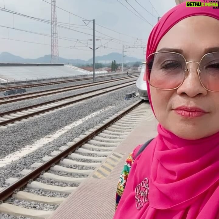 Lulu Zakaria - 476 Likes - pengalaman yg luar biasa saat harus menguras tenaga dengan menunggu hingga ketinggalan Feeder kereta menuju @keretacepat_id … sempet terpancing emosi #harusbanyak istighfar krn delay 1 jam tuk jadwal whoosh berikutnyaa 🙈dan Tiket Hangus kesyel khaan tapi begitu si whoosh datang semua jd berubah hati jd happy hahaha krn akan segera sampai jakarta dlm 30 mnt 😍 intinyaa semua harus sesuai aturan yaa … di perhatikan jelas jadwal Feeder jam berapa yaa bukan hanya jadwal whoosh yg diperhatikan…Dan kita harus sampai stasiun 15 mnt sebelum jadwal Feeder jd tidak mgkn ketinggalan kereta Feeder 😍… ah senangnyaa kita ke Bandung dg @keretacepat_id yg cepet sampai … Alhamdulillah
#feedertrain
#keretacepatindonesiachina
#tengokgadissholehaku
#banyakistighfar
#alhamdulilah
#masyaallahtabarakallah