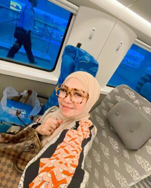 Lulu Zakaria Instagram - pengalaman yg luar biasa saat harus menguras tenaga dengan menunggu hingga ketinggalan Feeder kereta menuju @keretacepat_id … sempet terpancing emosi #harusbanyak istighfar krn delay 1 jam tuk jadwal whoosh berikutnyaa 🙈dan Tiket Hangus kesyel khaan  tapi begitu si whoosh datang semua jd berubah hati jd happy hahaha krn akan segera sampai  jakarta dlm 30 mnt 😍 intinyaa semua harus sesuai aturan yaa … di perhatikan jelas jadwal Feeder jam berapa yaa bukan hanya jadwal whoosh yg diperhatikan…Dan kita harus sampai stasiun 15 mnt sebelum jadwal Feeder jd tidak mgkn ketinggalan kereta Feeder 😍… ah senangnyaa kita ke Bandung dg @keretacepat_id yg cepet sampai … Alhamdulillah 

#feedertrain 
#keretacepatindonesiachina 
#tengokgadissholehaku
#banyakistighfar 
#alhamdulilah 
#masyaallahtabarakallah