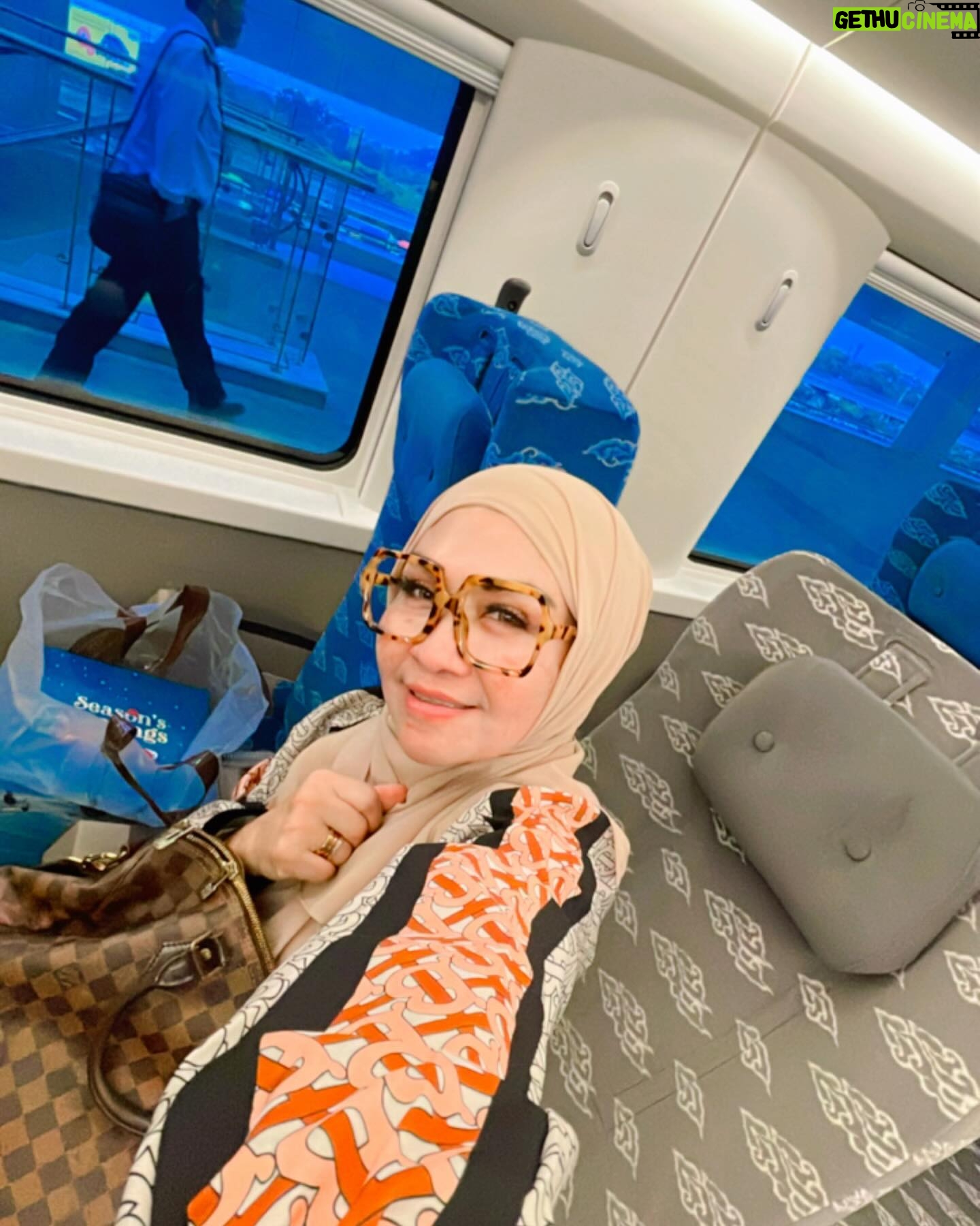 Lulu Zakaria - 476 Likes - pengalaman yg luar biasa saat harus menguras tenaga dengan menunggu hingga ketinggalan Feeder kereta menuju @keretacepat_id … sempet terpancing emosi #harusbanyak istighfar krn delay 1 jam tuk jadwal whoosh berikutnyaa 🙈dan Tiket Hangus kesyel khaan tapi begitu si whoosh datang semua jd berubah hati jd happy hahaha krn akan segera sampai jakarta dlm 30 mnt 😍 intinyaa semua harus sesuai aturan yaa … di perhatikan jelas jadwal Feeder jam berapa yaa bukan hanya jadwal whoosh yg diperhatikan…Dan kita harus sampai stasiun 15 mnt sebelum jadwal Feeder jd tidak mgkn ketinggalan kereta Feeder 😍… ah senangnyaa kita ke Bandung dg @keretacepat_id yg cepet sampai … Alhamdulillah
#feedertrain
#keretacepatindonesiachina
#tengokgadissholehaku
#banyakistighfar
#alhamdulilah
#masyaallahtabarakallah