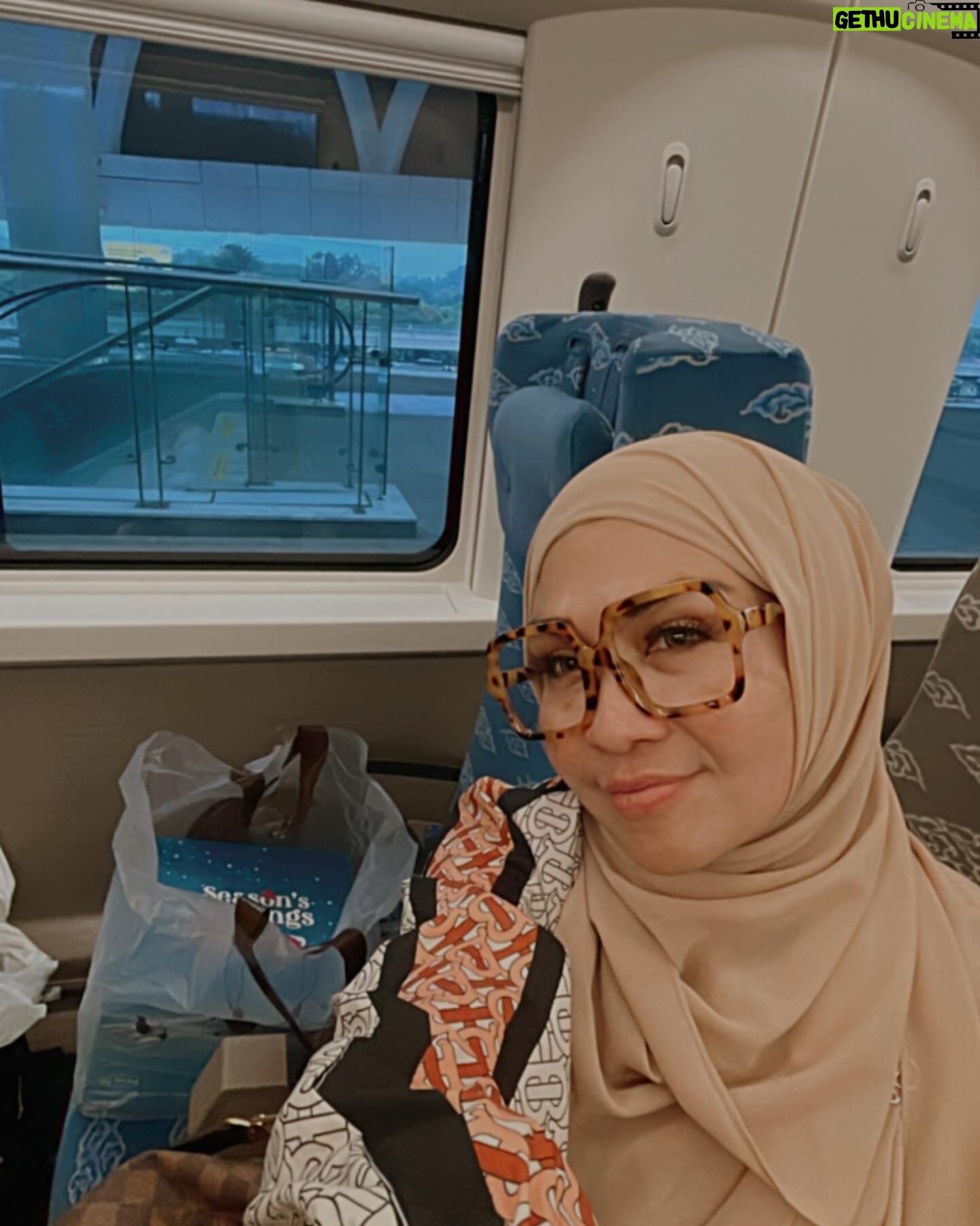 Lulu Zakaria - 476 Likes - pengalaman yg luar biasa saat harus menguras tenaga dengan menunggu hingga ketinggalan Feeder kereta menuju @keretacepat_id … sempet terpancing emosi #harusbanyak istighfar krn delay 1 jam tuk jadwal whoosh berikutnyaa 🙈dan Tiket Hangus kesyel khaan tapi begitu si whoosh datang semua jd berubah hati jd happy hahaha krn akan segera sampai jakarta dlm 30 mnt 😍 intinyaa semua harus sesuai aturan yaa … di perhatikan jelas jadwal Feeder jam berapa yaa bukan hanya jadwal whoosh yg diperhatikan…Dan kita harus sampai stasiun 15 mnt sebelum jadwal Feeder jd tidak mgkn ketinggalan kereta Feeder 😍… ah senangnyaa kita ke Bandung dg @keretacepat_id yg cepet sampai … Alhamdulillah
#feedertrain
#keretacepatindonesiachina
#tengokgadissholehaku
#banyakistighfar
#alhamdulilah
#masyaallahtabarakallah