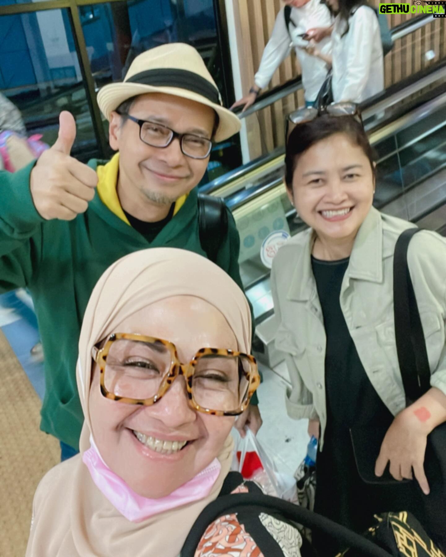 Lulu Zakaria - 476 Likes - pengalaman yg luar biasa saat harus menguras tenaga dengan menunggu hingga ketinggalan Feeder kereta menuju @keretacepat_id … sempet terpancing emosi #harusbanyak istighfar krn delay 1 jam tuk jadwal whoosh berikutnyaa 🙈dan Tiket Hangus kesyel khaan tapi begitu si whoosh datang semua jd berubah hati jd happy hahaha krn akan segera sampai jakarta dlm 30 mnt 😍 intinyaa semua harus sesuai aturan yaa … di perhatikan jelas jadwal Feeder jam berapa yaa bukan hanya jadwal whoosh yg diperhatikan…Dan kita harus sampai stasiun 15 mnt sebelum jadwal Feeder jd tidak mgkn ketinggalan kereta Feeder 😍… ah senangnyaa kita ke Bandung dg @keretacepat_id yg cepet sampai … Alhamdulillah
#feedertrain
#keretacepatindonesiachina
#tengokgadissholehaku
#banyakistighfar
#alhamdulilah
#masyaallahtabarakallah