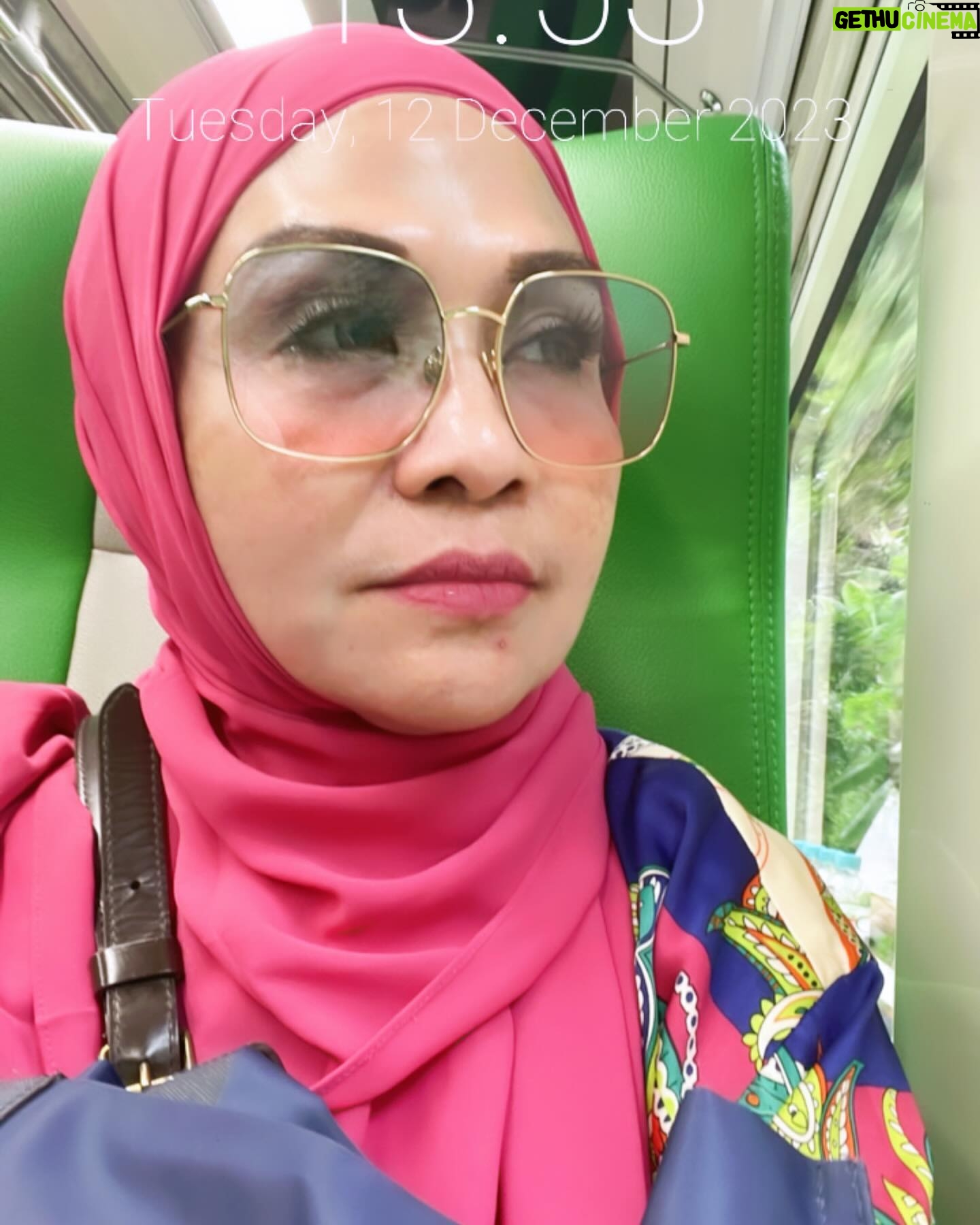 Lulu Zakaria - 476 Likes - pengalaman yg luar biasa saat harus menguras tenaga dengan menunggu hingga ketinggalan Feeder kereta menuju @keretacepat_id … sempet terpancing emosi #harusbanyak istighfar krn delay 1 jam tuk jadwal whoosh berikutnyaa 🙈dan Tiket Hangus kesyel khaan tapi begitu si whoosh datang semua jd berubah hati jd happy hahaha krn akan segera sampai jakarta dlm 30 mnt 😍 intinyaa semua harus sesuai aturan yaa … di perhatikan jelas jadwal Feeder jam berapa yaa bukan hanya jadwal whoosh yg diperhatikan…Dan kita harus sampai stasiun 15 mnt sebelum jadwal Feeder jd tidak mgkn ketinggalan kereta Feeder 😍… ah senangnyaa kita ke Bandung dg @keretacepat_id yg cepet sampai … Alhamdulillah
#feedertrain
#keretacepatindonesiachina
#tengokgadissholehaku
#banyakistighfar
#alhamdulilah
#masyaallahtabarakallah