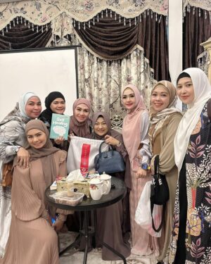 Lulu Zakaria Instagram - MasyaaAllah Tabarakallah Rejeki Alhamdulillah
 MT Adalia Zahra dpt kesempatan waktu Ibu @draisahdahlan yg sharing ke kita ttg : 
MT. Adalia Zahra♥️
*SELF HEALING*
by. Dr. Aisah Dahlan

… utk menyelesaikan Kelelahan Emosi

Muhasabah utk :
Hubungan dg Allah 
➡️Habluminallah
Hubungan ke sesama Manusia ➡️Habluminannas
Hubungan dg DIRI sendiri ➡️Habluminannafsi

*Self Compassion*: memahami keadaan Emosi (memaklumi diri ketika melakukan reaksi sesuatu)

*ME TIME* : 
Otak & Tubuh perlu waktu utk menyendiri ( berdasarkan Bakat )

*SELF TALK* : 
berbicara di cermin, ungkapkan emosi (sertakan nama Allah)

*Tahapan Usia :*
0-6 : Apa kata Ayah Ibu
7-12 : Apa kata Guru
13-17 : Apa kata Teman
18-30 : Apa kata Saya
>30 : Apa kata Allah

*TARIK NAFAS DALAM*
Buang seakan/ bayangkan (tulisan)

🩶17|Nov|23 

Jazakunallah Khoir Ibu @draisahdahlan n team persembahan yg Insyaa ALLAH manfaat dan berkah tuk kami semua 

#mtadaliazahra 
#17nov2023 
#Alhamdulillah 
#MasyaaAllahTabarakallah