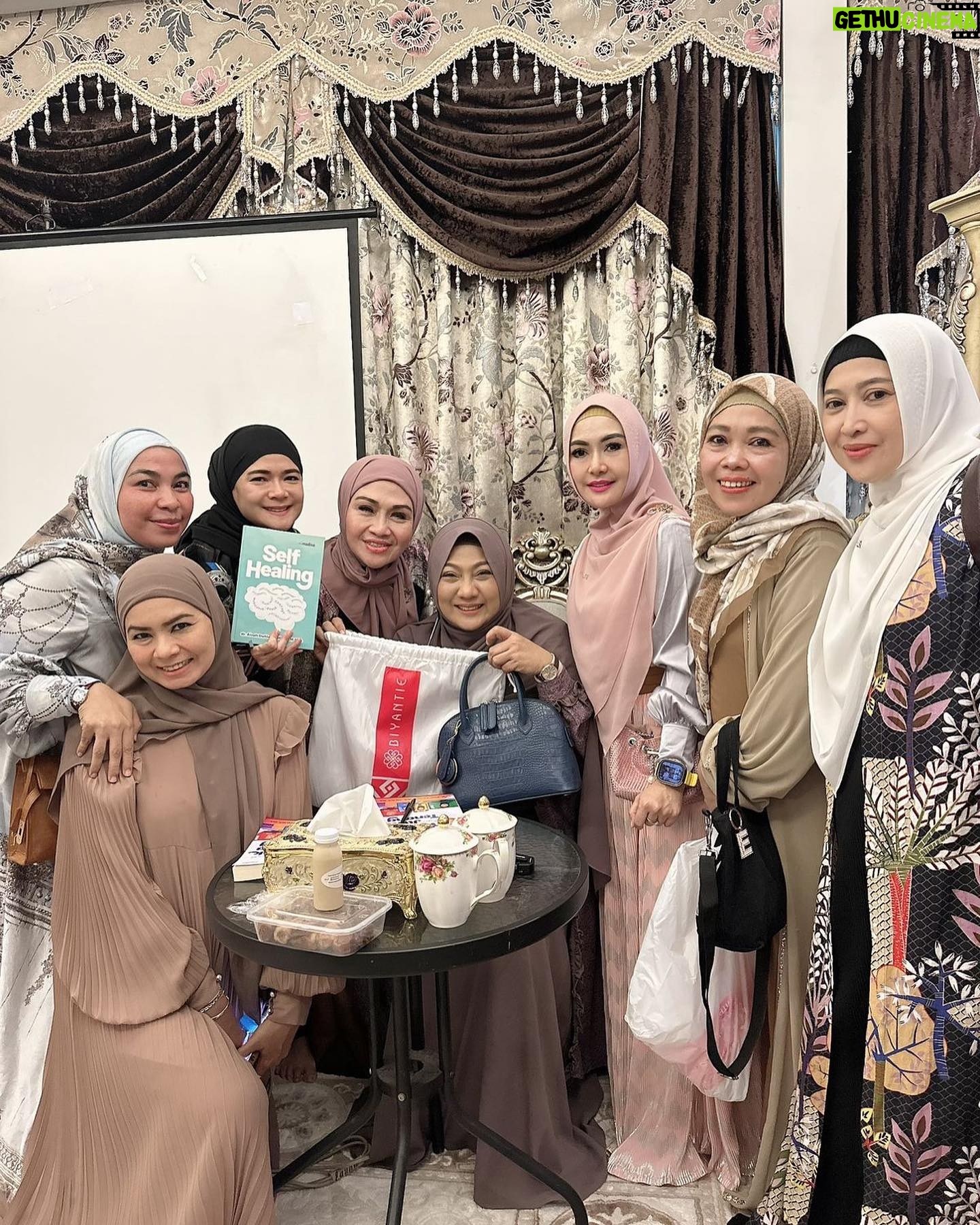 Lulu Zakaria - 341 Likes - MasyaaAllah Tabarakallah Rejeki Alhamdulillah
MT Adalia Zahra dpt kesempatan waktu Ibu @draisahdahlan yg sharing ke kita ttg :
MT. Adalia Zahra♥️
*SELF HEALING*
by. Dr. Aisah Dahlan
… utk menyelesaikan Kelelahan Emosi
Muhasabah utk :
Hubungan dg Allah
➡️Habluminallah
Hubungan ke sesama Manusia ➡️Habluminannas
Hubungan dg DIRI sendiri ➡️Habluminannafsi
*Self Compassion*: memahami keadaan Emosi (memaklumi diri ketika melakukan reaksi sesuatu)
*ME TIME* :
Otak & Tubuh perlu waktu utk menyendiri ( berdasarkan Bakat )
*SELF TALK* :
berbicara di cermin, ungkapkan emosi (sertakan nama Allah)
*Tahapan Usia :*
0-6 : Apa kata Ayah Ibu
7-12 : Apa kata Guru
13-17 : Apa kata Teman
18-30 : Apa kata Saya
>30 : Apa kata Allah
*TARIK NAFAS DALAM*
Buang seakan/ bayangkan (tulisan)
🩶17|Nov|23
Jazakunallah Khoir Ibu @draisahdahlan n team persembahan yg Insyaa ALLAH manfaat dan berkah tuk kami semua
#mtadaliazahra
#17nov2023
#Alhamdulillah
#MasyaaAllahTabarakallah
