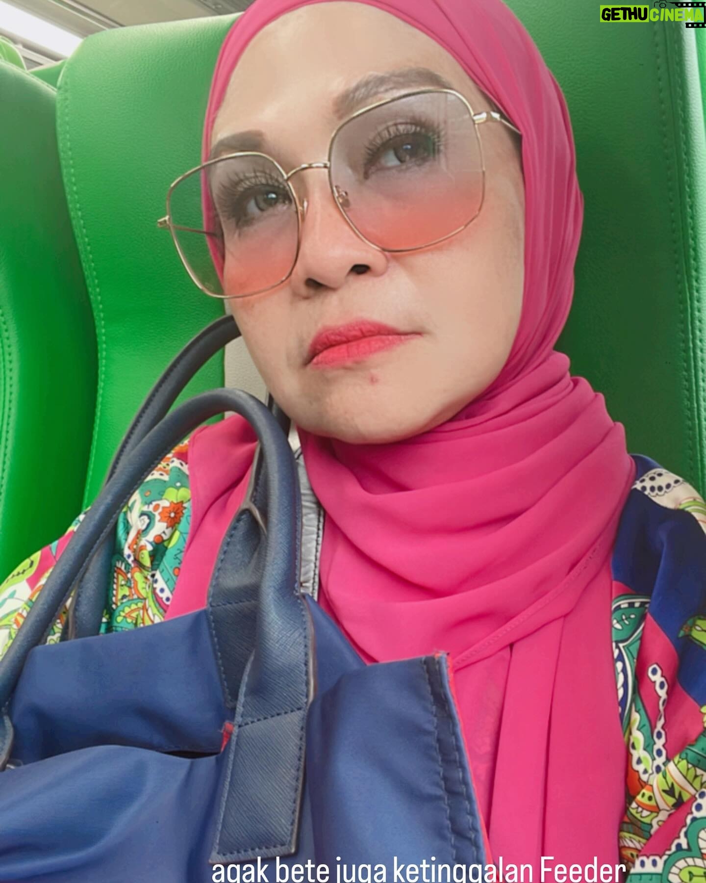 Lulu Zakaria - 476 Likes - pengalaman yg luar biasa saat harus menguras tenaga dengan menunggu hingga ketinggalan Feeder kereta menuju @keretacepat_id … sempet terpancing emosi #harusbanyak istighfar krn delay 1 jam tuk jadwal whoosh berikutnyaa 🙈dan Tiket Hangus kesyel khaan tapi begitu si whoosh datang semua jd berubah hati jd happy hahaha krn akan segera sampai jakarta dlm 30 mnt 😍 intinyaa semua harus sesuai aturan yaa … di perhatikan jelas jadwal Feeder jam berapa yaa bukan hanya jadwal whoosh yg diperhatikan…Dan kita harus sampai stasiun 15 mnt sebelum jadwal Feeder jd tidak mgkn ketinggalan kereta Feeder 😍… ah senangnyaa kita ke Bandung dg @keretacepat_id yg cepet sampai … Alhamdulillah
#feedertrain
#keretacepatindonesiachina
#tengokgadissholehaku
#banyakistighfar
#alhamdulilah
#masyaallahtabarakallah