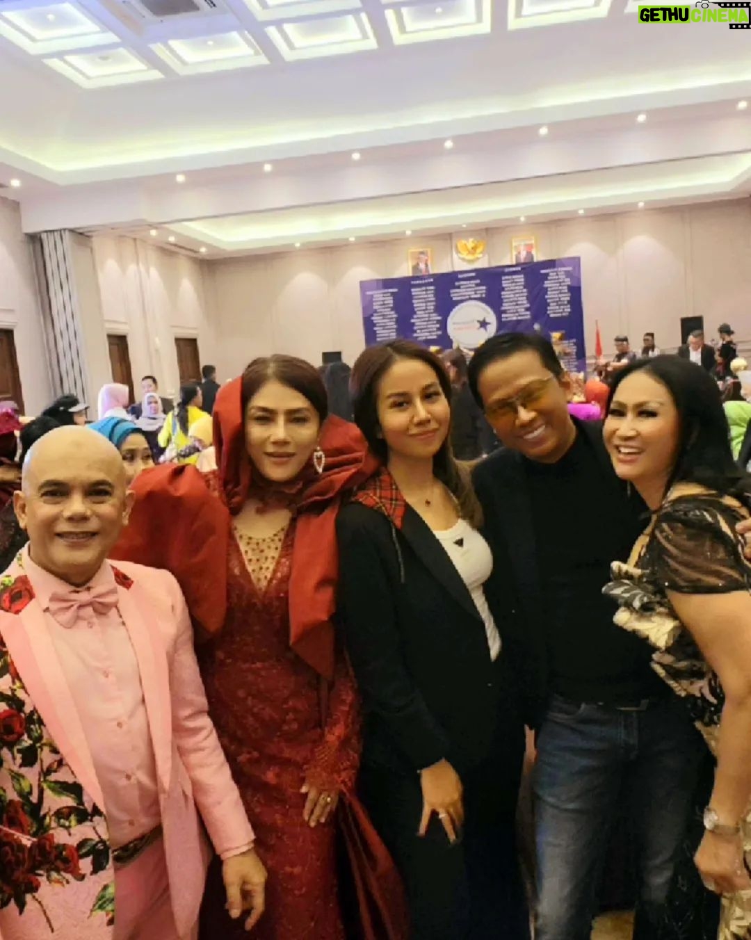 Lulu Zakaria - 615 Likes -