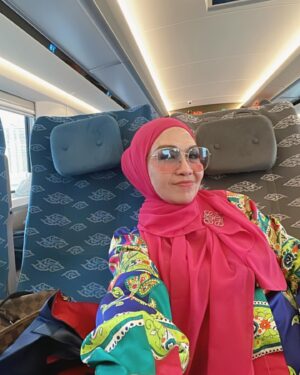 Lulu Zakaria Instagram - pengalaman yg luar biasa saat harus menguras tenaga dengan menunggu hingga ketinggalan Feeder kereta menuju @keretacepat_id … sempet terpancing emosi #harusbanyak istighfar krn delay 1 jam tuk jadwal whoosh berikutnyaa 🙈dan Tiket Hangus kesyel khaan  tapi begitu si whoosh datang semua jd berubah hati jd happy hahaha krn akan segera sampai  jakarta dlm 30 mnt 😍 intinyaa semua harus sesuai aturan yaa … di perhatikan jelas jadwal Feeder jam berapa yaa bukan hanya jadwal whoosh yg diperhatikan…Dan kita harus sampai stasiun 15 mnt sebelum jadwal Feeder jd tidak mgkn ketinggalan kereta Feeder 😍… ah senangnyaa kita ke Bandung dg @keretacepat_id yg cepet sampai … Alhamdulillah 

#feedertrain 
#keretacepatindonesiachina 
#tengokgadissholehaku
#banyakistighfar 
#alhamdulilah 
#masyaallahtabarakallah