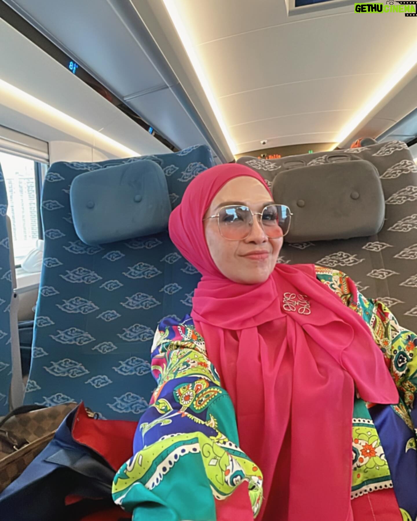 Lulu Zakaria - 476 Likes - pengalaman yg luar biasa saat harus menguras tenaga dengan menunggu hingga ketinggalan Feeder kereta menuju @keretacepat_id … sempet terpancing emosi #harusbanyak istighfar krn delay 1 jam tuk jadwal whoosh berikutnyaa 🙈dan Tiket Hangus kesyel khaan tapi begitu si whoosh datang semua jd berubah hati jd happy hahaha krn akan segera sampai jakarta dlm 30 mnt 😍 intinyaa semua harus sesuai aturan yaa … di perhatikan jelas jadwal Feeder jam berapa yaa bukan hanya jadwal whoosh yg diperhatikan…Dan kita harus sampai stasiun 15 mnt sebelum jadwal Feeder jd tidak mgkn ketinggalan kereta Feeder 😍… ah senangnyaa kita ke Bandung dg @keretacepat_id yg cepet sampai … Alhamdulillah
#feedertrain
#keretacepatindonesiachina
#tengokgadissholehaku
#banyakistighfar
#alhamdulilah
#masyaallahtabarakallah