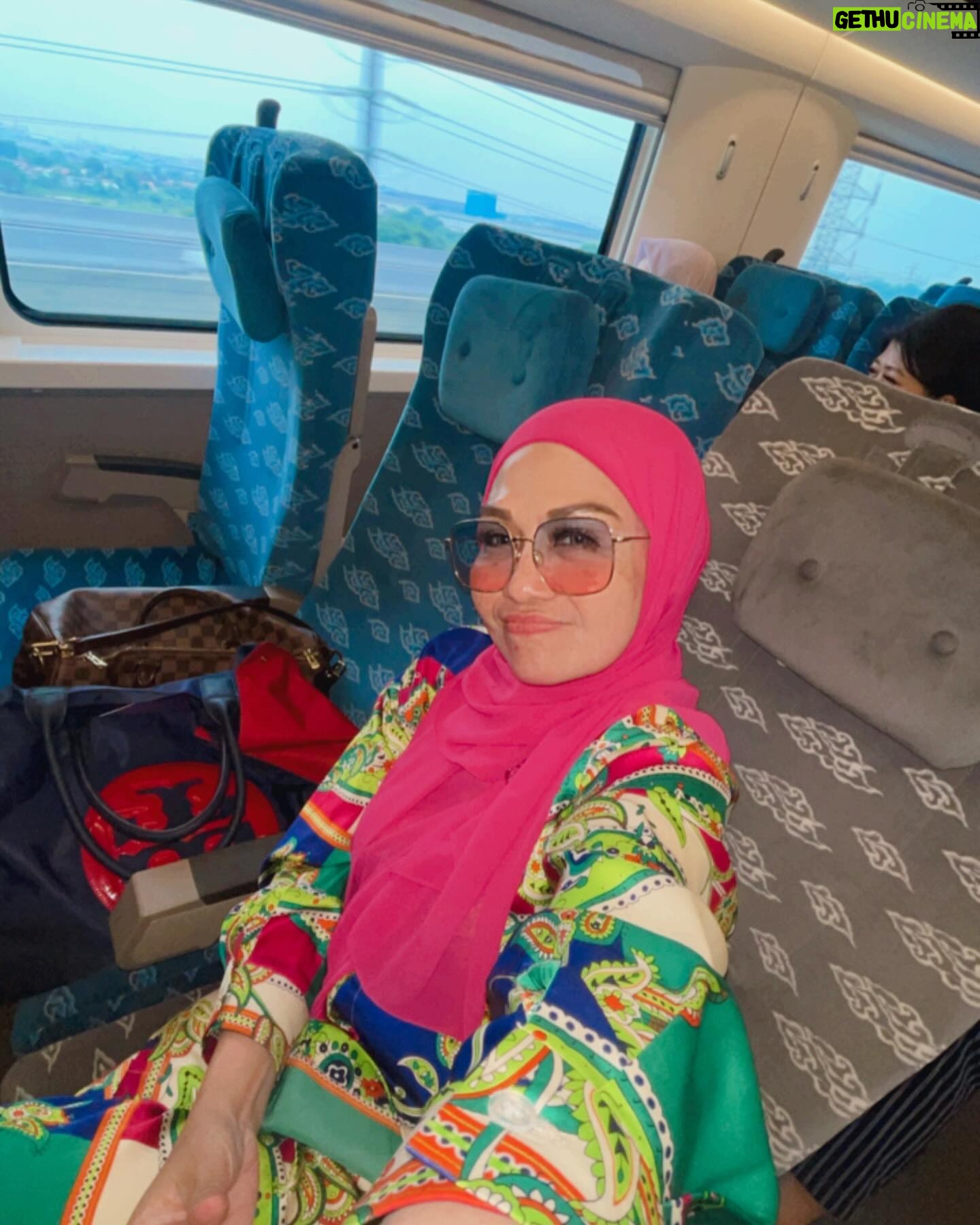 Lulu Zakaria - 476 Likes - pengalaman yg luar biasa saat harus menguras tenaga dengan menunggu hingga ketinggalan Feeder kereta menuju @keretacepat_id … sempet terpancing emosi #harusbanyak istighfar krn delay 1 jam tuk jadwal whoosh berikutnyaa 🙈dan Tiket Hangus kesyel khaan tapi begitu si whoosh datang semua jd berubah hati jd happy hahaha krn akan segera sampai jakarta dlm 30 mnt 😍 intinyaa semua harus sesuai aturan yaa … di perhatikan jelas jadwal Feeder jam berapa yaa bukan hanya jadwal whoosh yg diperhatikan…Dan kita harus sampai stasiun 15 mnt sebelum jadwal Feeder jd tidak mgkn ketinggalan kereta Feeder 😍… ah senangnyaa kita ke Bandung dg @keretacepat_id yg cepet sampai … Alhamdulillah
#feedertrain
#keretacepatindonesiachina
#tengokgadissholehaku
#banyakistighfar
#alhamdulilah
#masyaallahtabarakallah