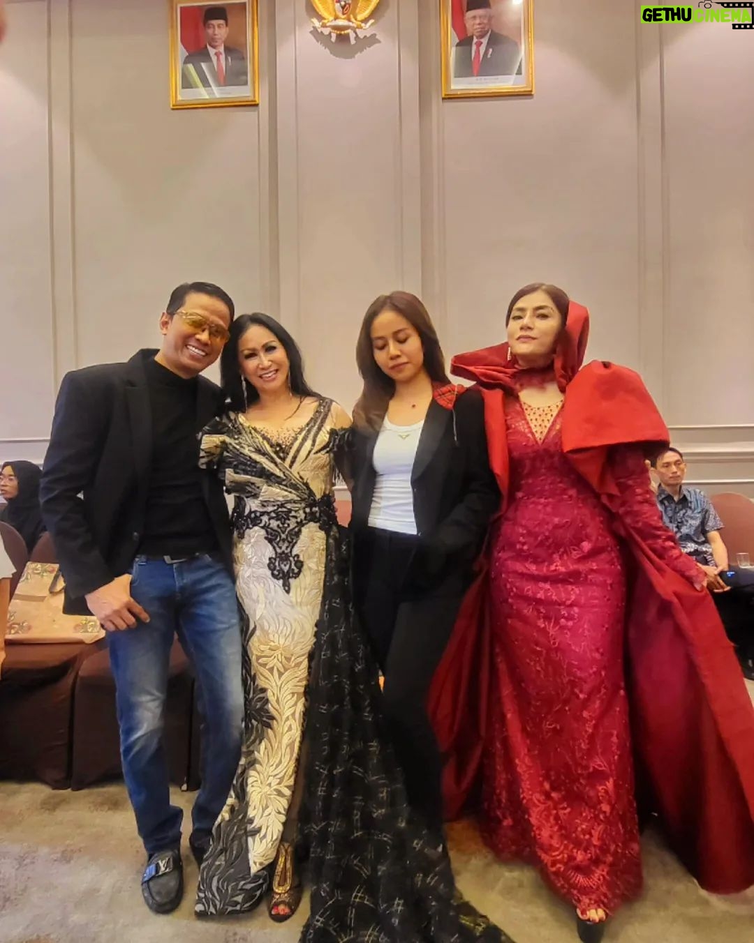 Lulu Zakaria - 615 Likes -
