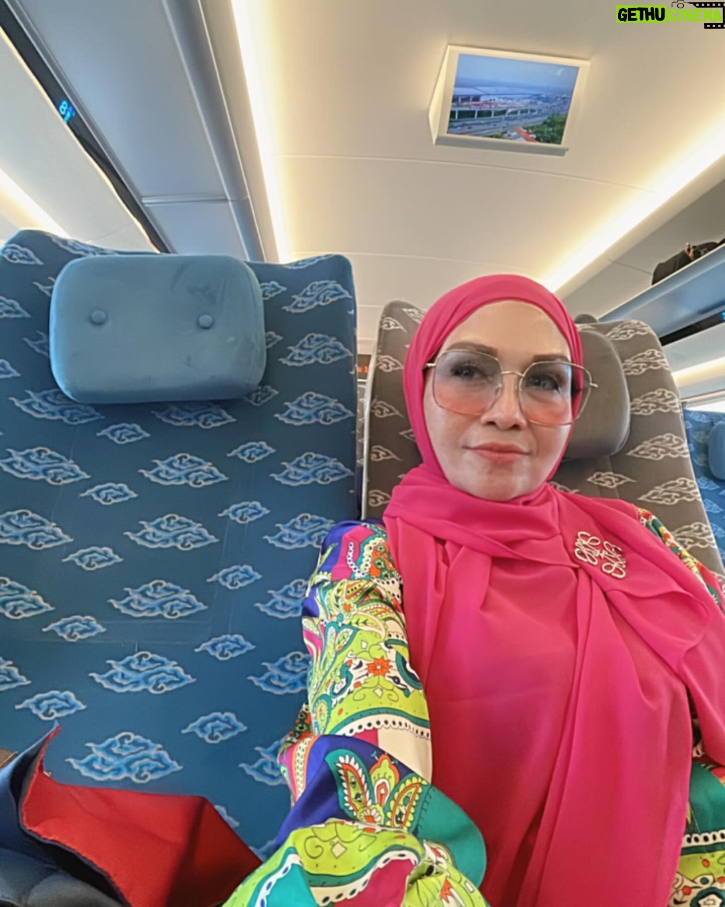 Lulu Zakaria - 476 Likes - pengalaman yg luar biasa saat harus menguras tenaga dengan menunggu hingga ketinggalan Feeder kereta menuju @keretacepat_id … sempet terpancing emosi #harusbanyak istighfar krn delay 1 jam tuk jadwal whoosh berikutnyaa 🙈dan Tiket Hangus kesyel khaan tapi begitu si whoosh datang semua jd berubah hati jd happy hahaha krn akan segera sampai jakarta dlm 30 mnt 😍 intinyaa semua harus sesuai aturan yaa … di perhatikan jelas jadwal Feeder jam berapa yaa bukan hanya jadwal whoosh yg diperhatikan…Dan kita harus sampai stasiun 15 mnt sebelum jadwal Feeder jd tidak mgkn ketinggalan kereta Feeder 😍… ah senangnyaa kita ke Bandung dg @keretacepat_id yg cepet sampai … Alhamdulillah
#feedertrain
#keretacepatindonesiachina
#tengokgadissholehaku
#banyakistighfar
#alhamdulilah
#masyaallahtabarakallah