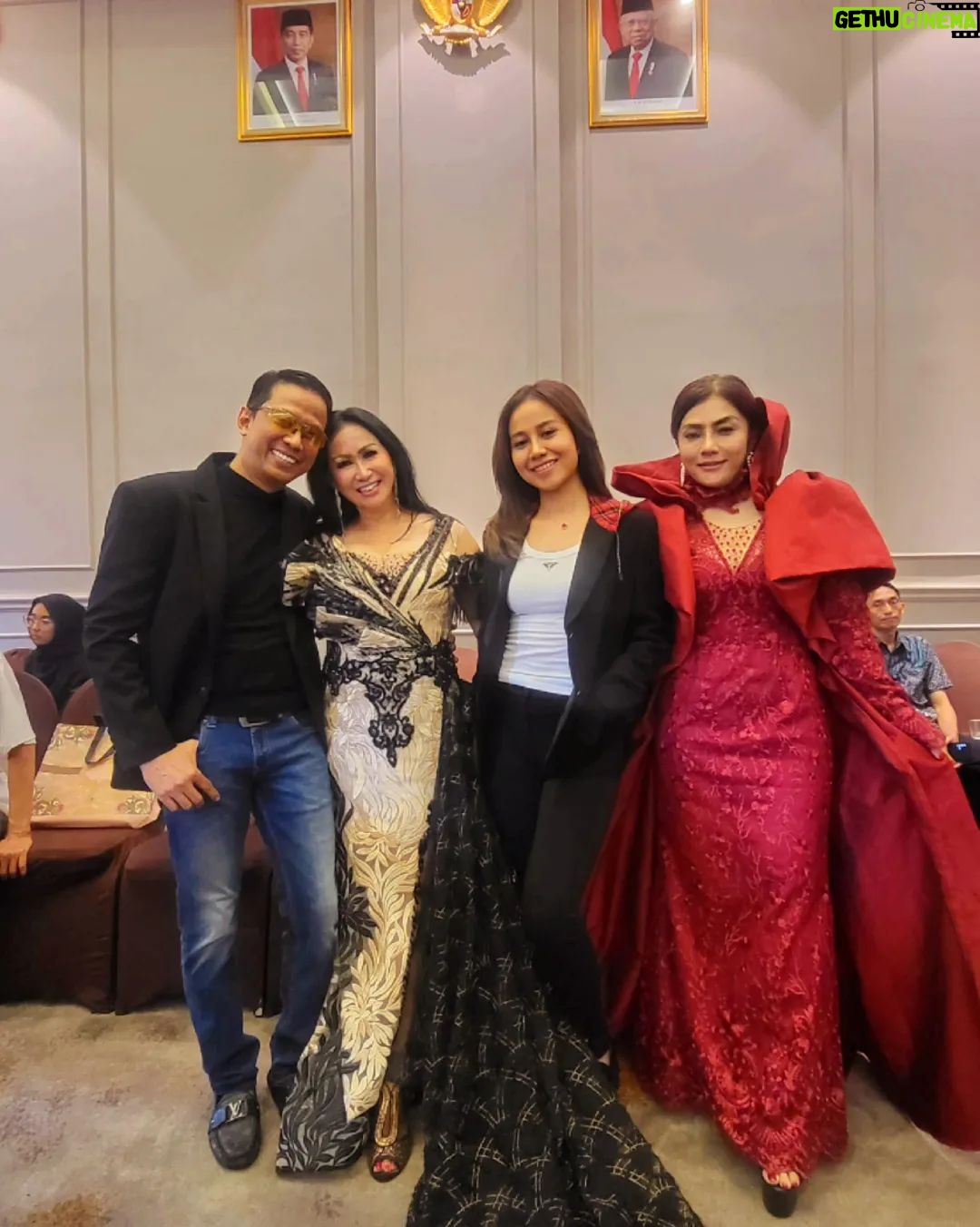 Lulu Zakaria - 615 Likes -