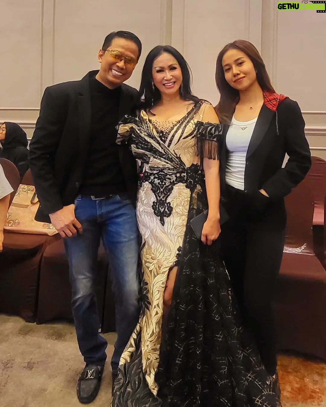 Lulu Zakaria - 615 Likes -